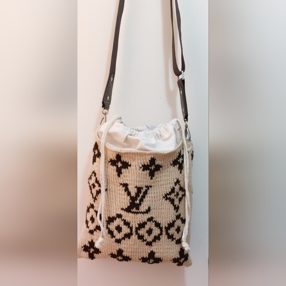 Louis Vuitton Beige Knit Crossbody Bag With LV Logo Front/Back - Picture 3 of 6